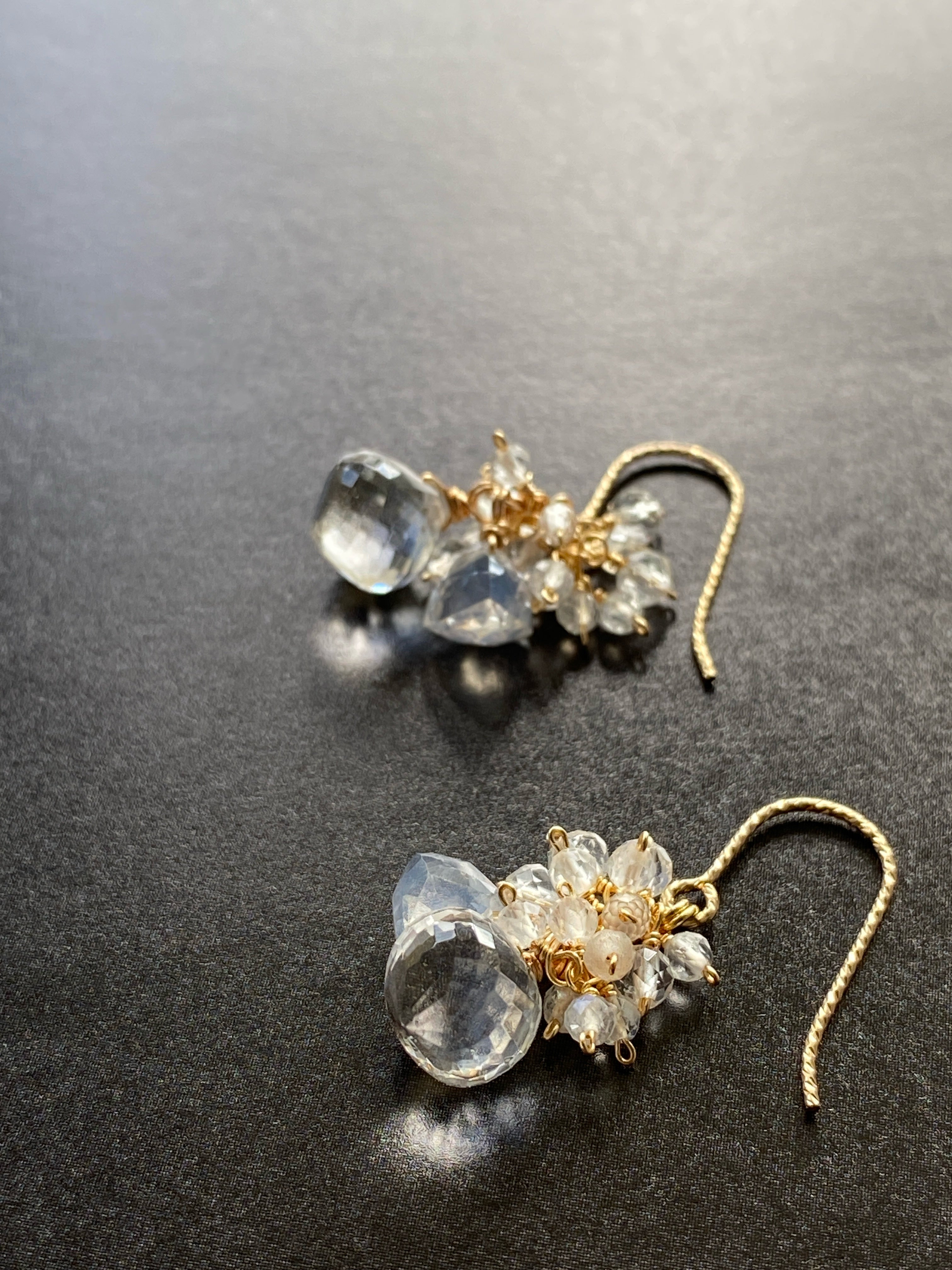 水晶・淡水パール・ムーンストーン天然石アクセサリー ピアス・イヤリング〈朝露〉｜meine freude