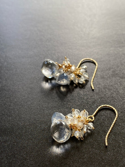 水晶・淡水パール・ムーンストーン天然石アクセサリー ピアス・イヤリング〈朝露〉｜meine freude